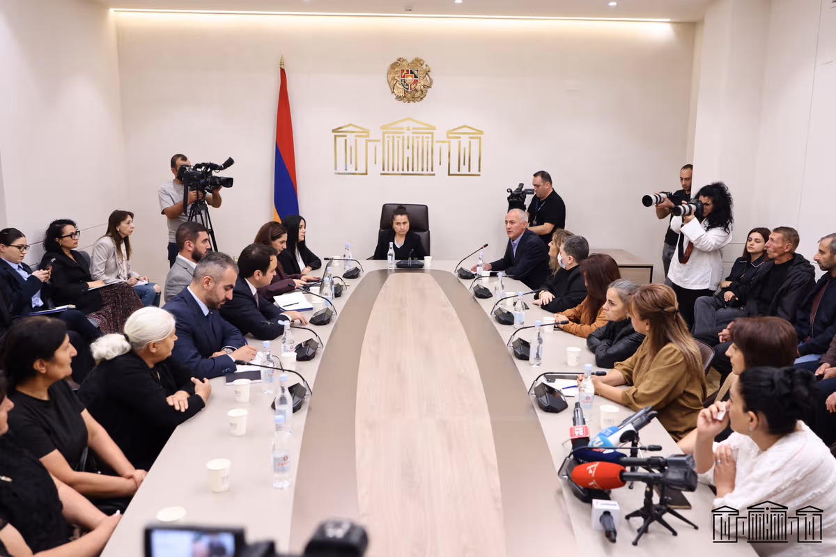 Անհետ կորած անձանց և զոհված զինծառայողների ծնողներին ու հարազատներին ընդունել են խորհրդարանում