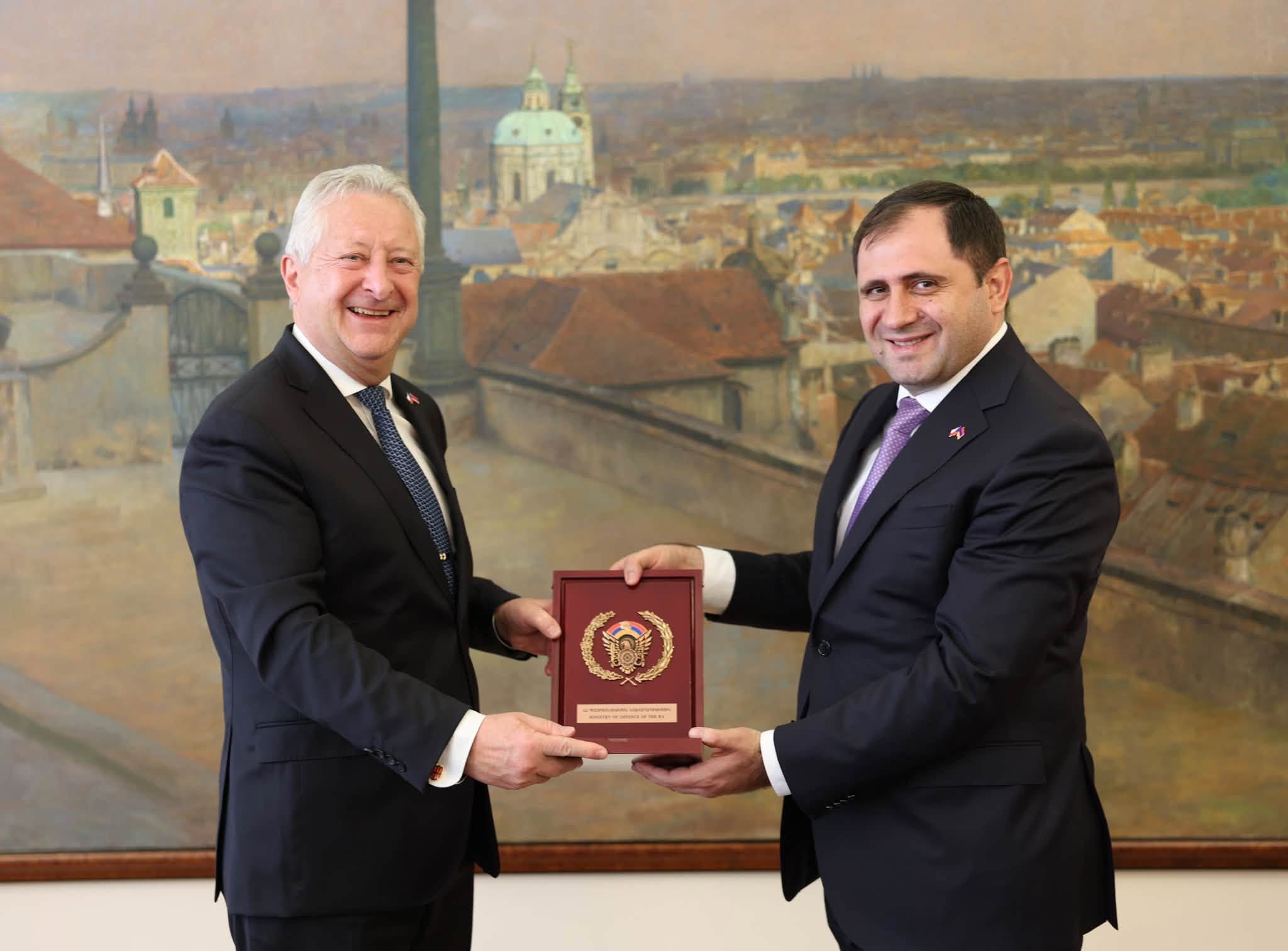 Սուրեն Պապիկյանը հանդիպել է Չեխիայի պաշտպանության նախարարի հետ