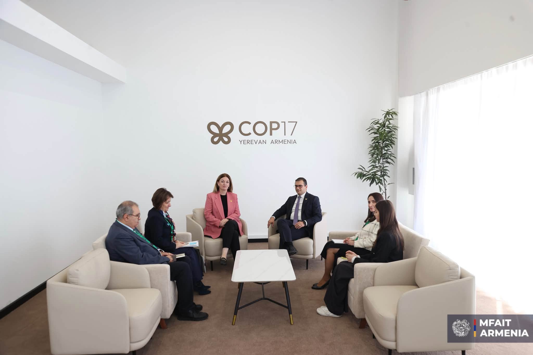 COP17-ի շրջանակում Ռոբերտ Աբիսողոմոնյանը հանդիպել է ՄԱԶԾ-ի տարածաշրջանային բյուրոյի ղեկավարին