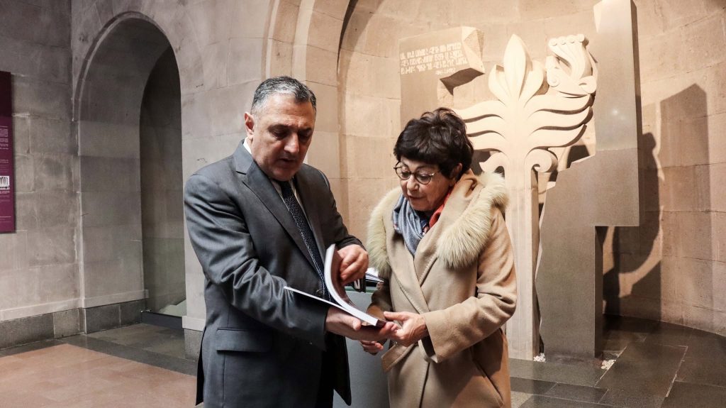 Ֆրանսիայի բնապահպանության նախարարը պատվիրակության հետ այցելել է Հայոց ցեղասպանության հուշահամալիր