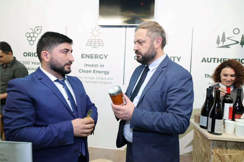 Գևորգ Պապոյանն այցելել է COP17-ի շրջանակում գործող էկոնոմիկայի նախարարության կանաչ տաղավար