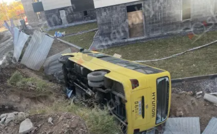 Խոշոր ավտովթար՝ Երևանում․ «Hyundai» ավտոբուսը Աճառյան փողոցում դուրս է եկել երթևեկելի գոտուց և կողաշրջվել. կան տուժածներ