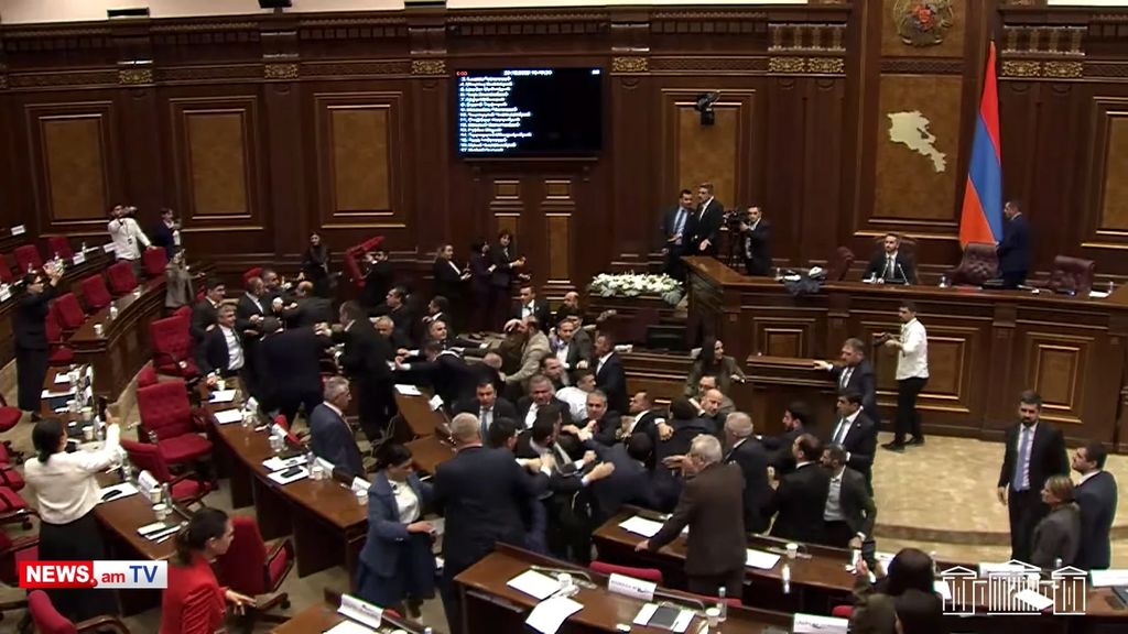 Бутылки, стулья и первая кровь: Пашинян превратил парламент Армении в бойцовский клуб