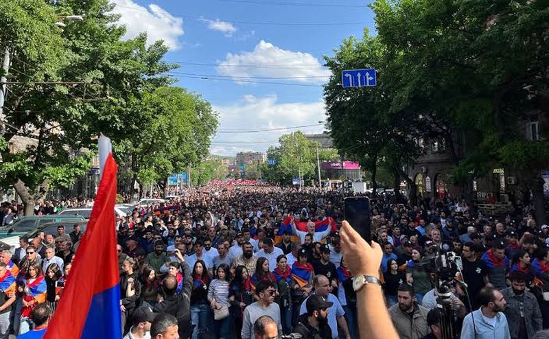 Народы сами на площади не выходят - народы на площади выводят